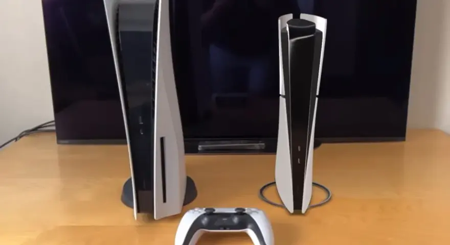 Dwie konsole PlayStation 5, jedna większa, druga smuklejsza, obok kontrolera. Premiera PS5 Slim już blisko!