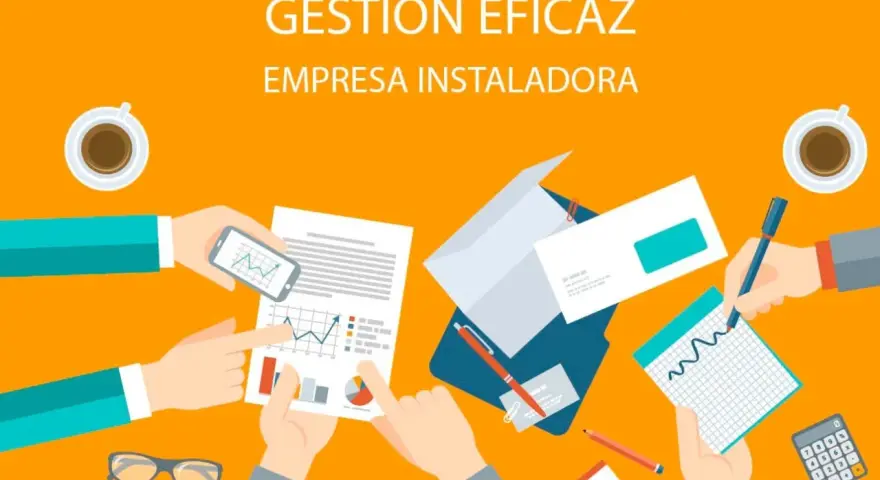 Manos analizando gráficos y documentos, elementos de la empresa para una gestión eficaz.