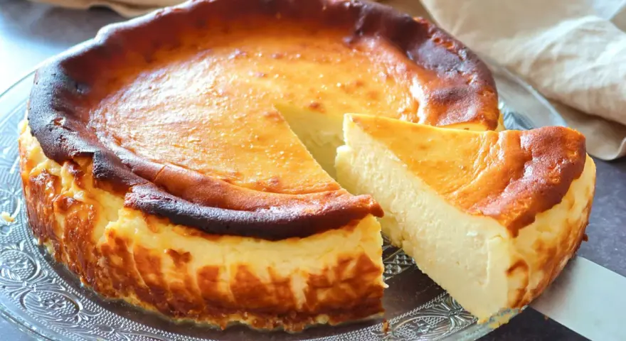 Tarta queso La Viña de 1 kg, con su característica corteza caramelizada y centro cremoso, lista para ser disfrutada.