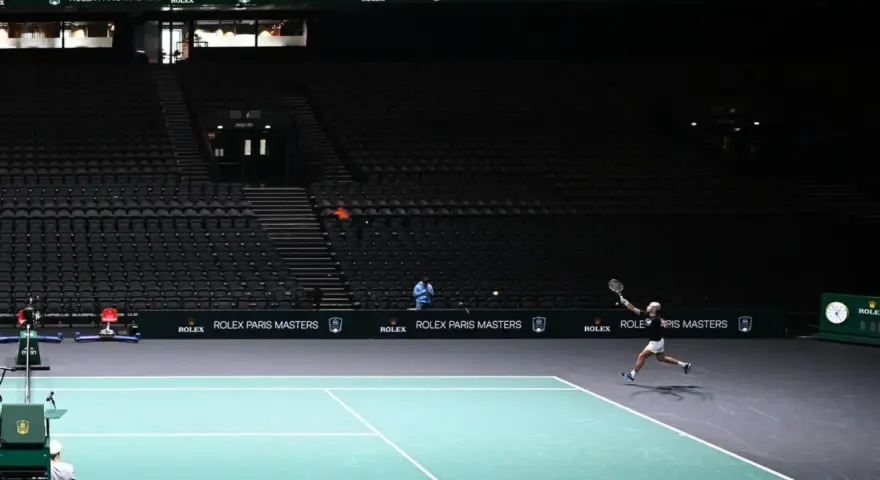 Jugador de tenis golpea la pelota en el torneo Rolex Paris Masters.