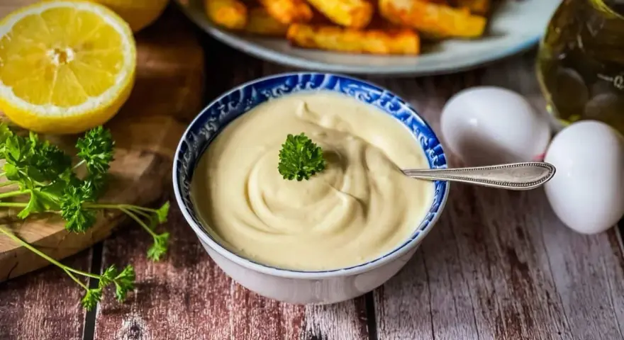 Cremige Mayonnaise, perfekt für Ihr nächstes mayonnaise rezept. Mit frischen Zutaten wie Zitrone und Petersilie.