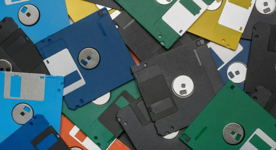 Montón de disquetes de colores, algunos con etiquetas blancas. Recuerdos de los juegos antiguos pc.