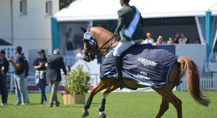 Cavalier irlandais CSO victorieux, portant une médaille et une couverture Longines FEI Jumping Nations Cup sur son cheval.