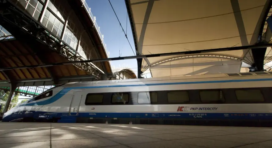 Nowoczesny pociąg PKP Intercity EIC na peronie pod zadaszeniem.
