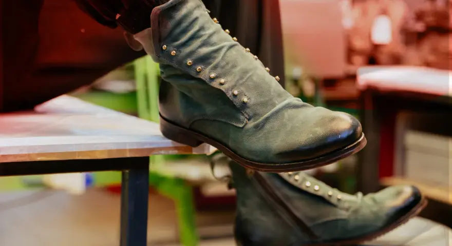 Stivaletti verdi da uomo con borchie dorate, perfetti per capire come abbinare scarpe verdi uomo con stile.