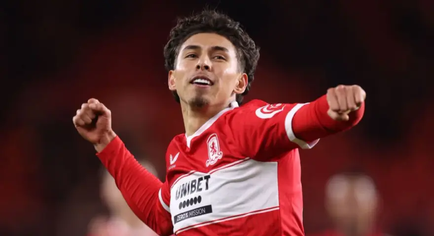 Jugador del Middlesbrough celebra un gol, mostrando su alegría y las posiciones del equipo en la liga.