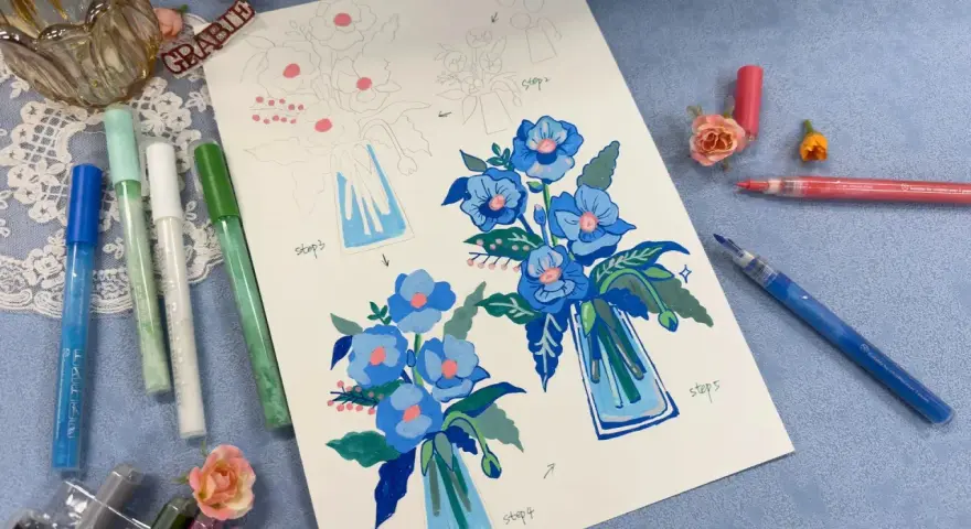 Ilustracja przedstawia etapy rysowania bukietu niebieskich kwiatów w wazonie, z użyciem pisaków.
