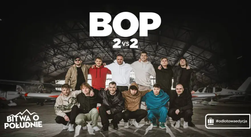 Dziesięciu młodych mężczyzn pozuje w hangarze lotniczym, gotowych na bitwę o południe. W tle samoloty, a na górze logo BOP 2 vs 2.