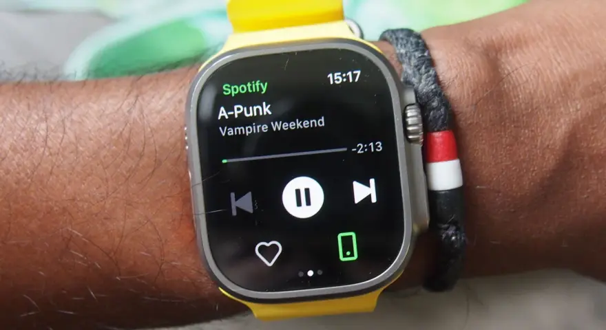 En handled med en smartklocka som visar Spotify-appen. Låten "A-Punk" av Vampire Weekend spelas.