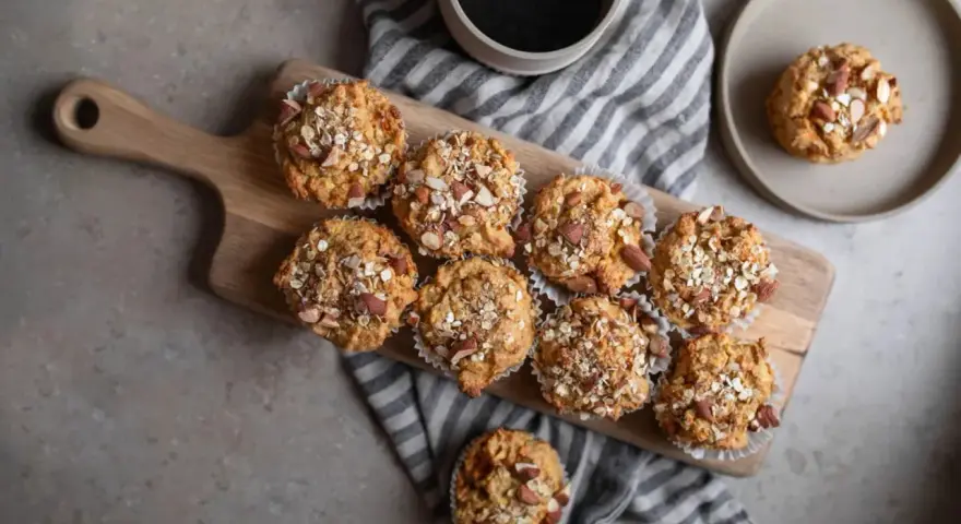 Nybakade muffins med havre och mandel, en del av en allsidig kost. En kopp kaffe står bredvid.