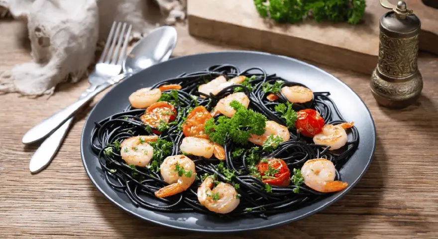 Spaghetti z czarnym makaronem - sekrety smaku i najlepsze przepisy