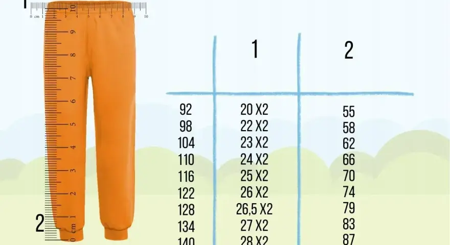 Pomarańczowe spodnie obok miarki. Tabela rozmiarów zawiera rozmiar 134/140, który odpowiada wiekowi dziecka.
