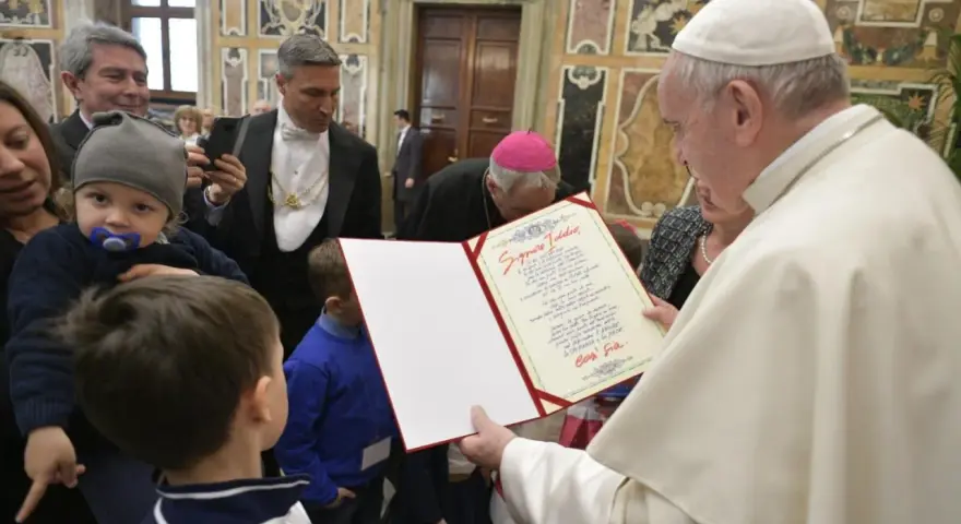 Papst Franziskus überreicht ein Dokument. Die katholische Kirche befürwortet die Organspende als Akt der Nächstenliebe.