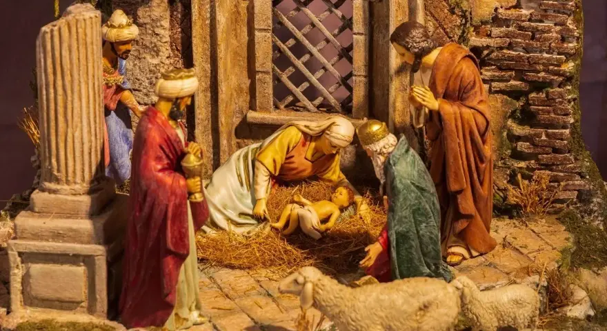 Szopka z figurkami. Maryja pochyla się nad Dzieciątkiem Jezus, obok klęczą Trzej Królowie. Czy już wiesz, Mario, co im podarować?