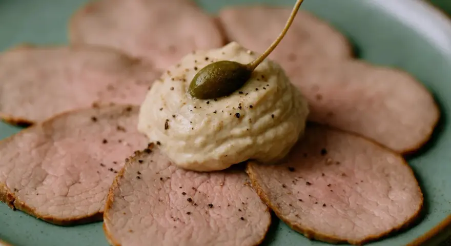 Vitello Tonnato: hauchdünne Scheiben Kalbfleisch, belegt mit einer cremigen Thunfischsauce und Kapern. Welches Fleisch ist das? Kalb!