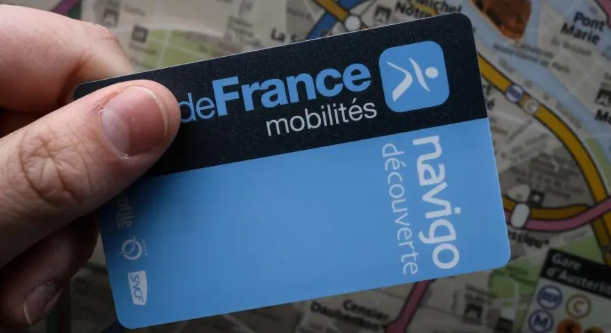 Tarjeta Navigo Découverte en mano, lista para explorar París.