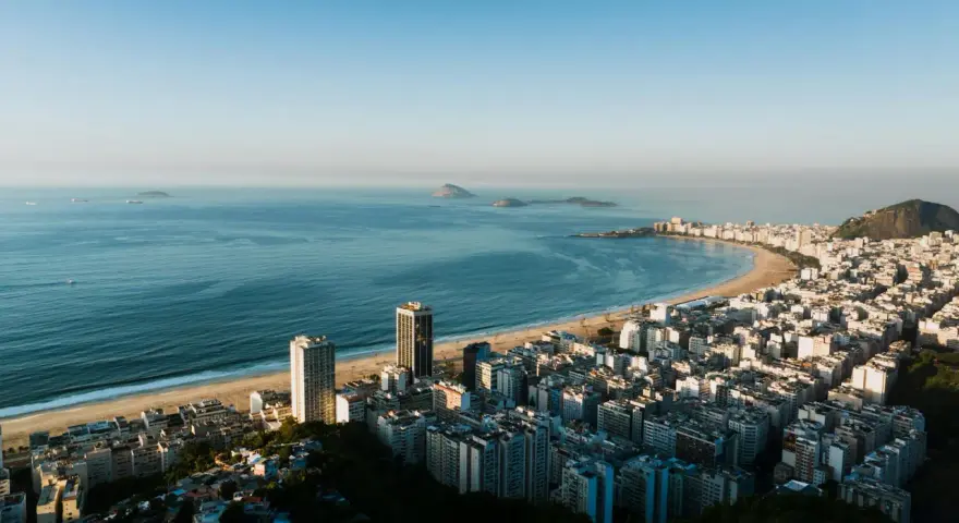 Widok na Copacabanę, plażę i ocean. Idealne miejsce na wakacje w Brazylii.