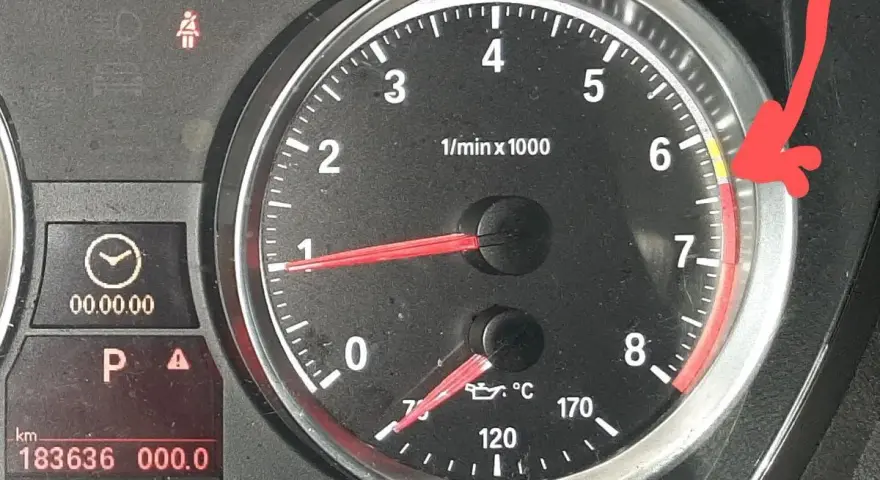 Wskaźnik obrotomierza BMW E90 pokazuje, że temperatura silnika jest w normie, ale zbliża się do żółtego pola.