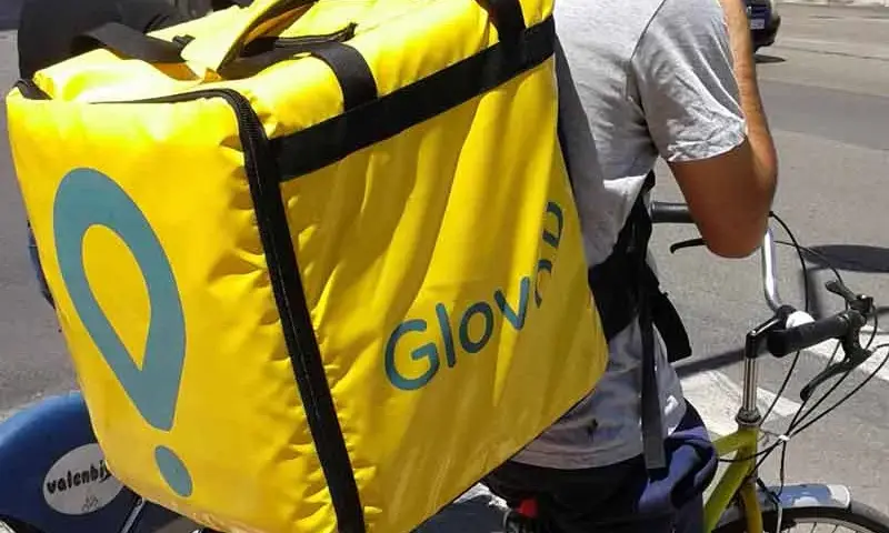 Ile zarabia kierowca Glovo? Fakty, które zaskoczą każdego