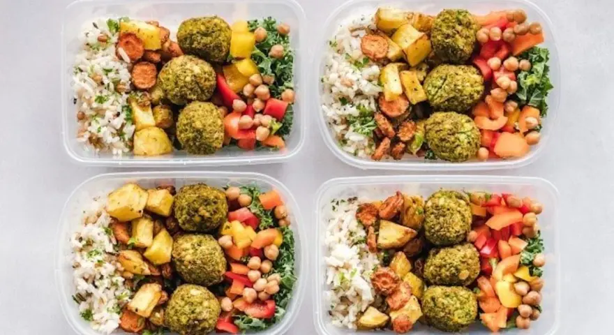 Fyra matlådor med falafel, ris, rostade grönsaker och kikärtor. Perfekt för att hålla koll på protein och kalorier.