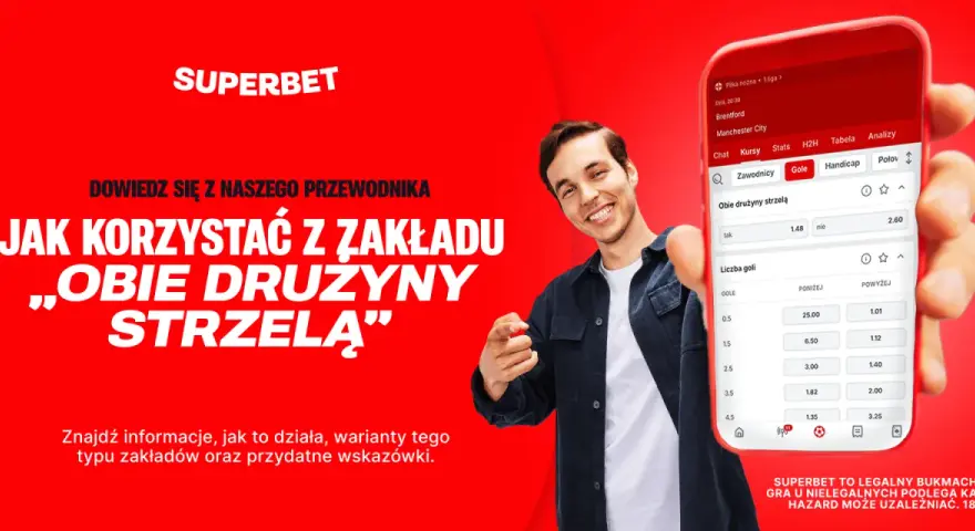 Młody mężczyzna pokazuje smartfon z aplikacją bukmacherską Superbet, gdzie widoczny jest zakład "obie drużyny strzelą".