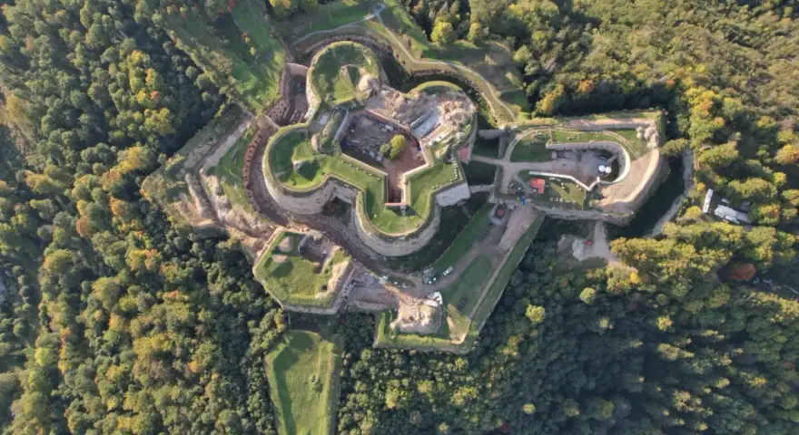 Fortyfikacje z lotu ptaka, otoczone lasem. Srebrna Góra oferuje unikalne atrakcje historyczne, widoczne na tym zdjęciu.