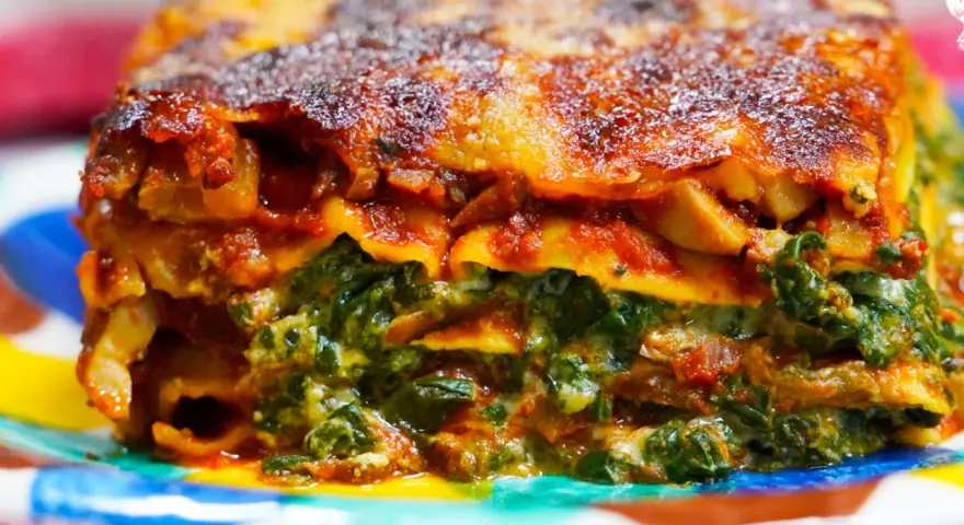 Deliciosa lasaña de verduras, con capas de pasta, espinacas y salsa de tomate, gratinada y dorada.