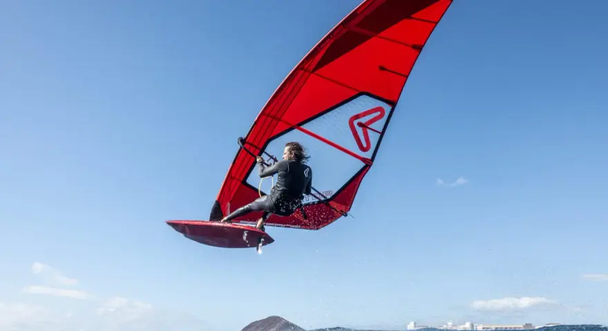 Jaki żagiel windsurfingowy? Dobierz idealny rozmiar na wiatr!