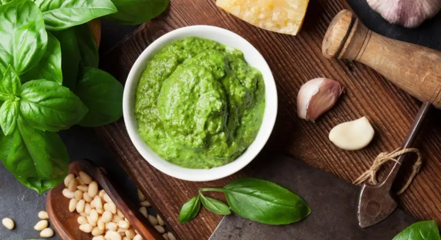 Świeże składniki do pesto: bazylia, orzeszki piniowe, czosnek, parmezan. Czy pesto jest zdrowe? Tak, jeśli przygotowane z dobrych składników!