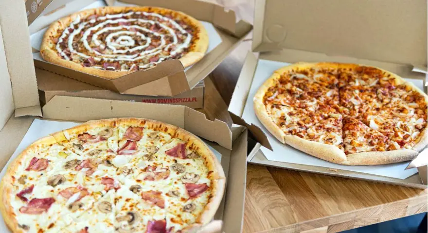 Domino's duża pizza: 33 cm? Ile kawałków? Porównaj z konkurencją