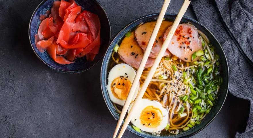 Miseczka z marynowanym imbirem i aromatyczny ramen z jajkiem i plastrami mięsa. Idealne, co podać oprócz sushi.