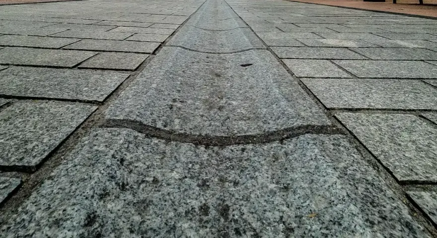 Jak naprawić stary chodnik betonowy i uniknąć kosztownych błędów