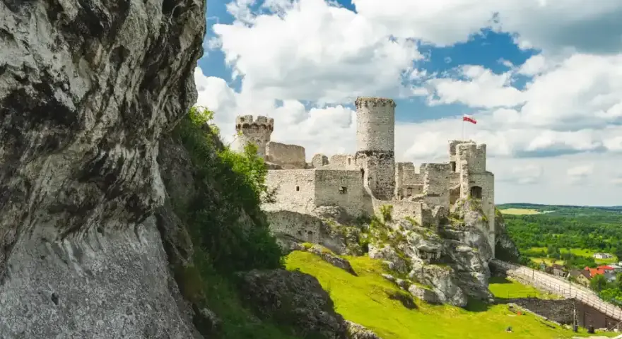 Jura Krakowsko-Częstochowska: Odkryj najlepsze zamki, jaskinie i szlaki
