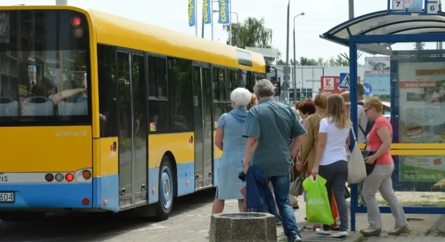 Ludzie czekają na autobus w Skierniewicach. Sprawdzają mzk rozkład jazdy, by wiedzieć, kiedy odjedzie.