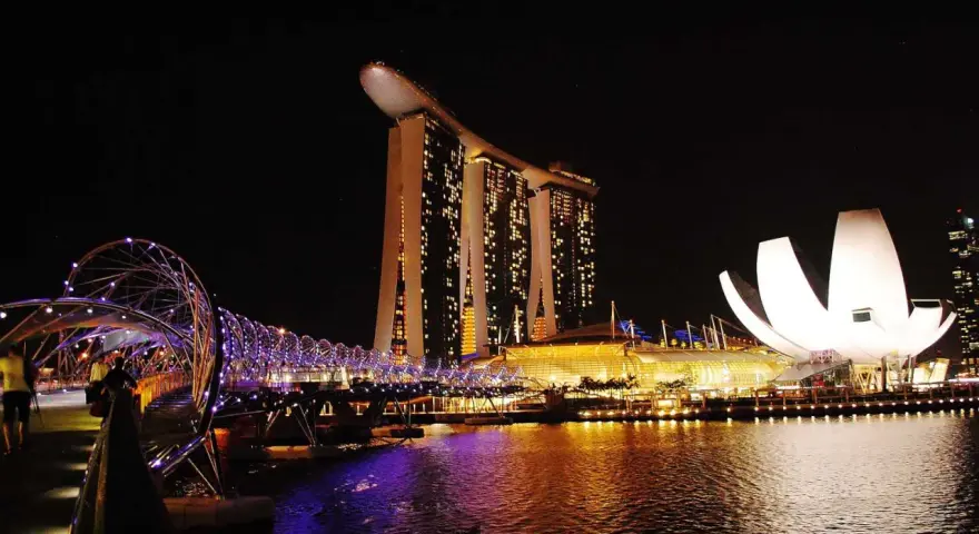 Nocny widok na Marina Bay Sands i most Helix w Singapurze, stolicy.