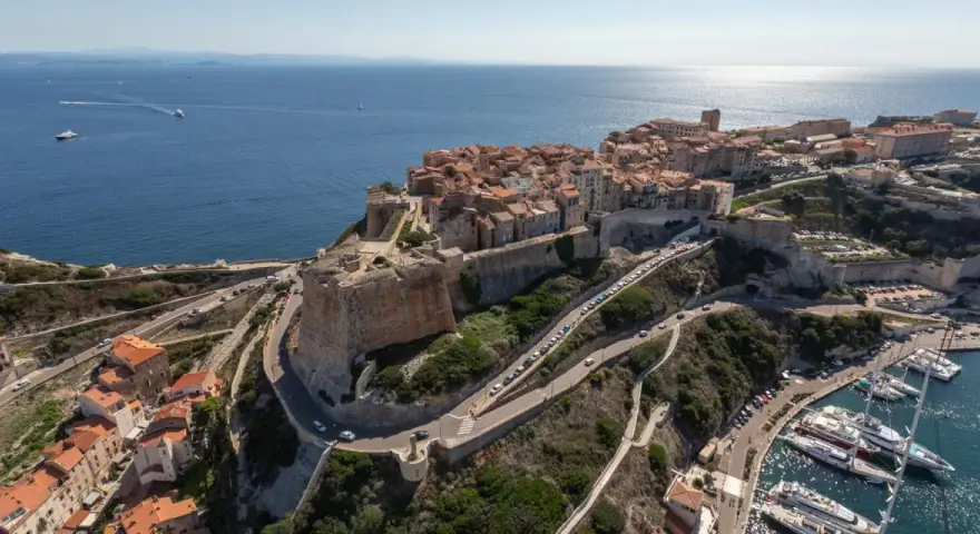 Vue aérienne de Bonifacio, Corse. Découvrez quoi faire à Bonifacio : explorer la citadelle, flâner dans les ruelles, admirer la mer et les yachts.