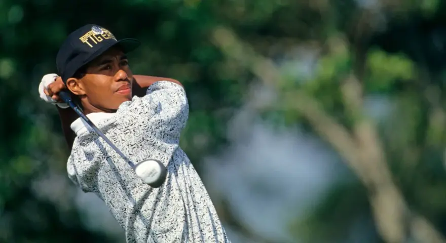 Młody Tiger Woods, którego majątek budował od lat, wykonuje zamach kijem golfowym.