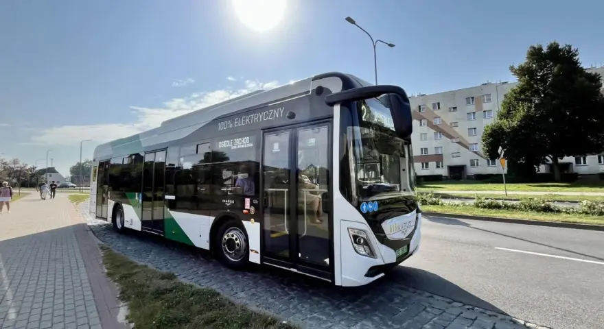 Elektryczny autobus MKS Szczecinek na linii 2 Osiedle Zachód. Nowoczesny pojazd czeka na pasażerów.