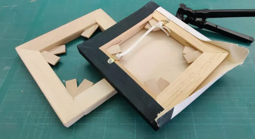 Deux châssis de peinture en bois, prêts pour la toile. Les dimensions sont visibles sur la structure.