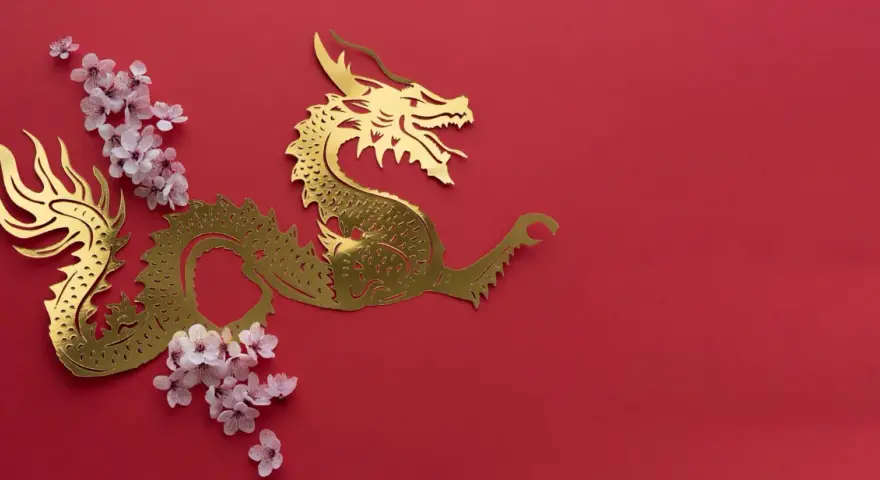 Złoty smok, symbol chińskiego zodiaku 1988, otoczony kwitnącymi gałązkami wiśni na czerwonym tle.