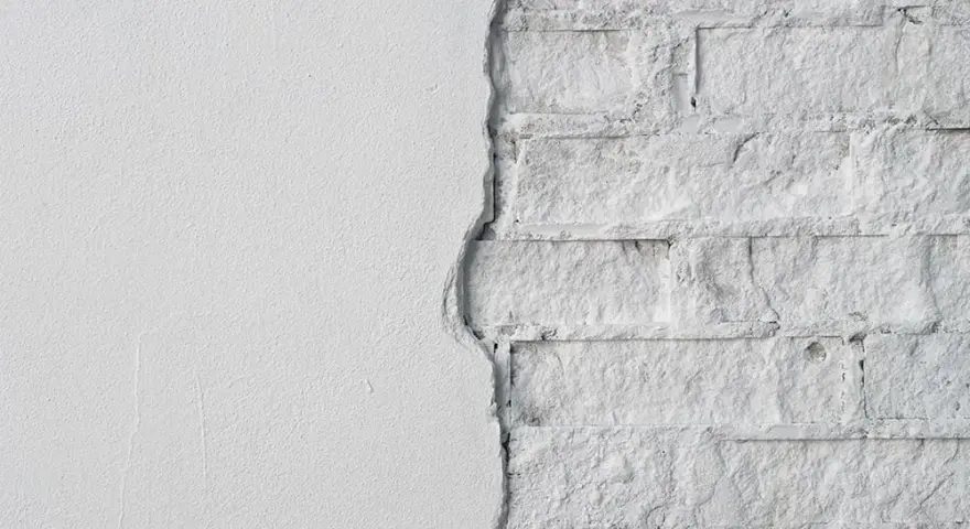 Tynk czy płyty gipsowe: co wybrać, aby uniknąć kosztownych błędów?