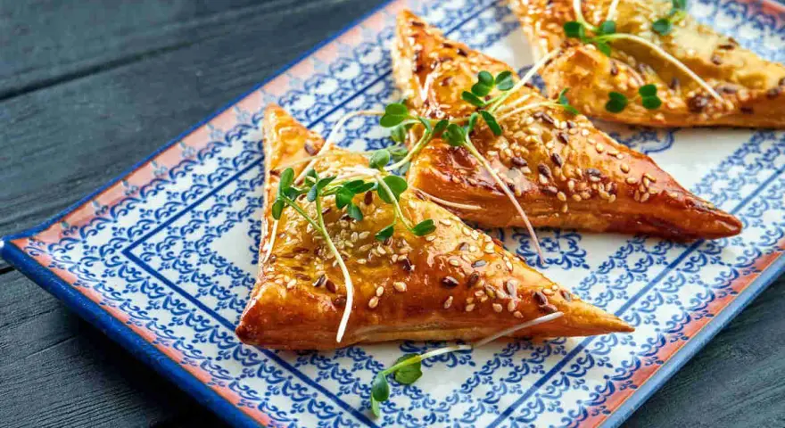 Triangoli dorati con semi di sesamo, un'idea sfiziosa per le tue ricette con pasta fillo.