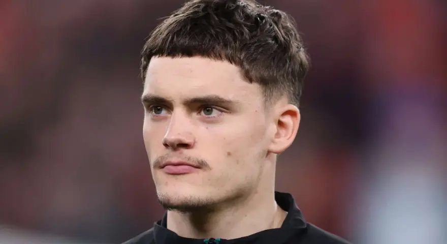 Primer plano de Florian Wirtz, con su característico corte de pelo y mirada concentrada.