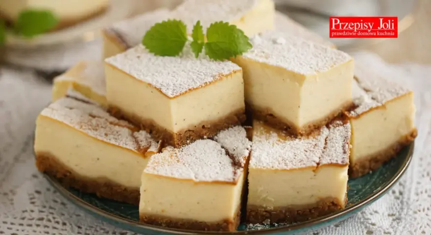 Pyszny sernik z mascarpone i budyniem, posypany cukrem pudrem. Idealny przepis na domowe ciasto.