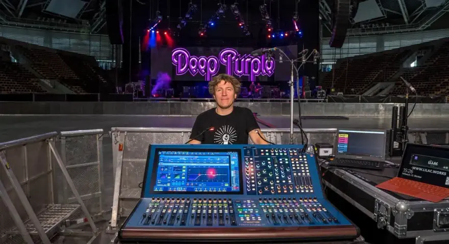 Mężczyzna przy konsolecie Midas, gotowy do obsługi koncertu Deep Purple. Dziedzictwo dźwięku na żywo.
