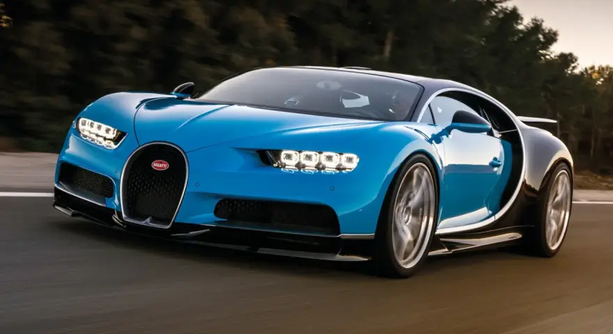 Niebieskie Bugatti Chiron w ruchu, z widocznym logo i światłami.