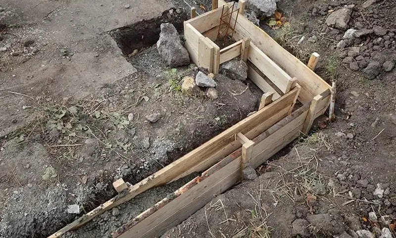 Kiedy zdjąć szalunek ze schodów, aby uniknąć pęknięć betonu?