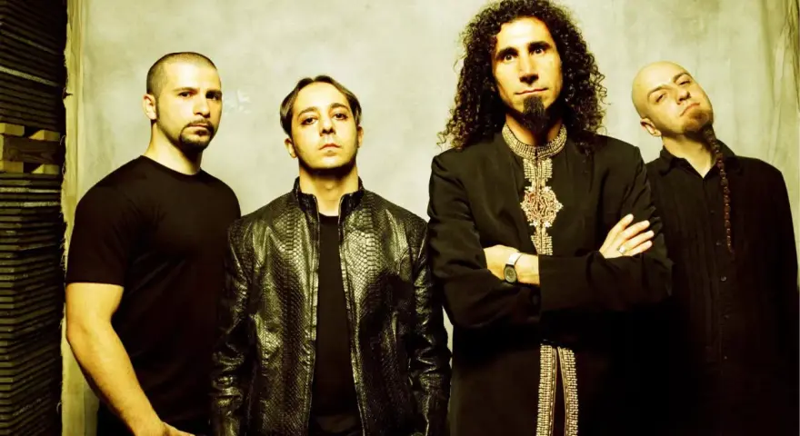 Les membres de System of a Down posent ensemble, chacun avec un style distinct.
