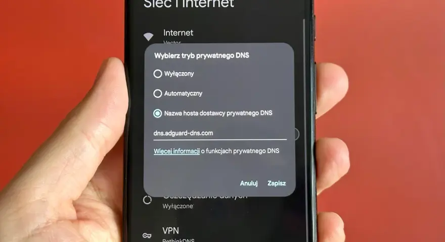 Ustawienia prywatnego DNS na telefonie. Wybierz "Nazwa hosta dostawcy prywatnego DNS" i wpisz "dns.adguard-dns.com", by wyłączyć reklamy w telefonie.