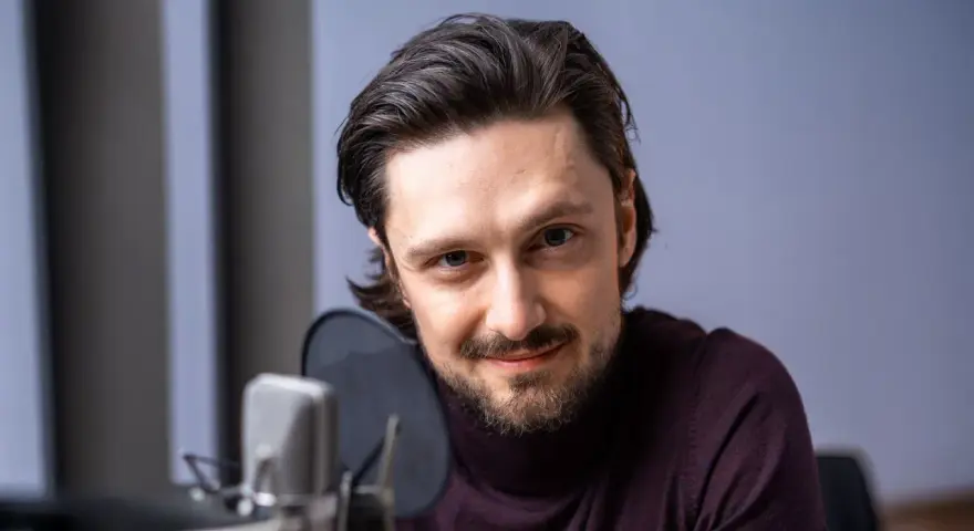 Filip Kosior przygotowuje się do nagrania audiobooków.